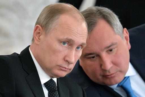 (Arquivo) Rogozin (d) conversa com o presidente russo, Vladimir Putin. Foto: ALEXEI DRUZHININ /RIA NOVOSTI/AFP