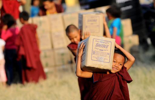 Jovens monges budistas carregam caixas de ajuda humanitária em um campo de sobreviventes do terremoto do Nepal, em Katmandu, no dia 22 de maio de 2015. Foto: AFP/Arquivos Ishara S.KODIKARA/ Jovens monges budistas carregam caixas de ajuda humanitária em um campo de sobreviventes do terremoto do Nepal, em Katmandu, no dia 22 de maio de 2015. Foto: AFP/Arquivos Ishara S.KODIKARA/