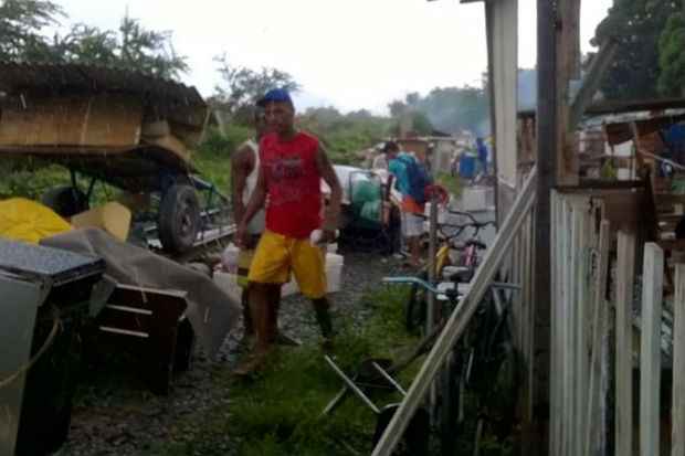 As fam&iacute;lias retiraram m&oacute;veis e pertences dos im&oacute;veis que ser&atilde;o derrubados.Foto: Paulo Trigueiro/ DP/ DA Press/