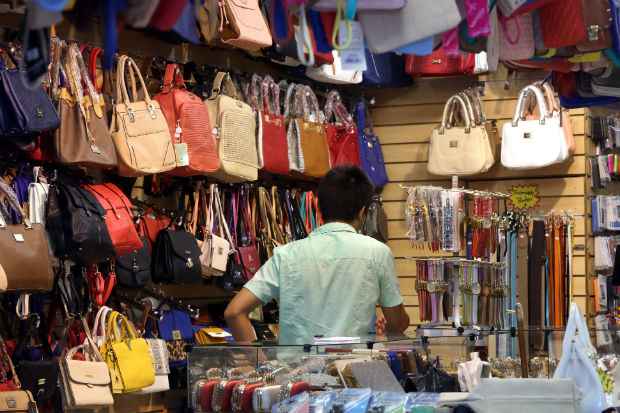 Com&eacute;rcio corta 29 mil empregos na RMR e lidera desemprego em abril