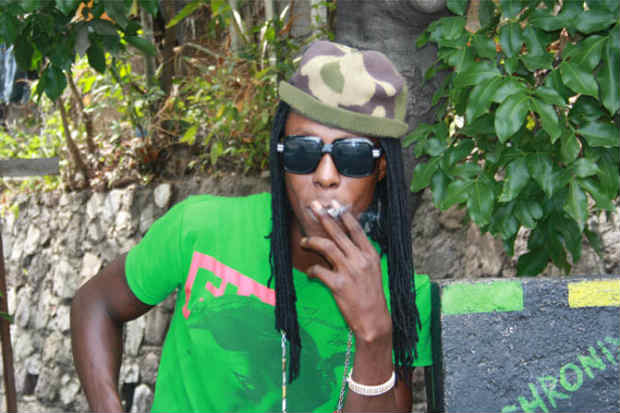 Um rastafári fuma um cigarro de maconha, na periferia de Kingston. Para a religião rasta, a ganja, como eles se referem à erva, é sagrada. Foto: Daniel Camargos/EM/D.A Press/