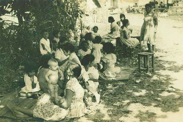 Camponeses que pretendiam invadir os engenhos Barra e Terra Preta, em Vitoria de Santo Antao, em 1961, cuidam dos poucos pertences. Foto: Arquivo DP/ D.A.Press/ Camponeses que pretendiam invadir os engenhos Barra e Terra Preta, em Vitoria de Santo Antao, em 1961, cuidam dos poucos pertences. Foto: Arquivo DP/ D.A.Press/