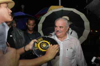 Deputado apareceu na manifestação e ouviu críticas