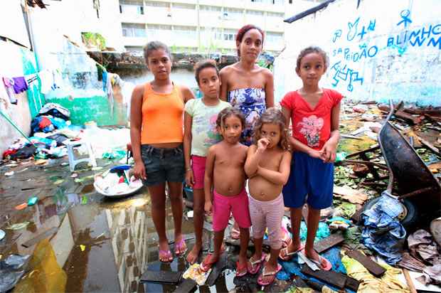 Até a última sexta-feira, dona Rúbia e os filhos dividiam um precário espaço na Rua da Saudade com outras 69 famílias, todas foram expulsas do lugar. Fotos: Teresa Maia/DP/ D.A Press/ Até a última sexta-feira, dona Rúbia e os filhos dividiam um precário espaço na Rua da Saudade com outras 69 famílias, todas foram expulsas do lugar. Fotos: Teresa Maia/DP/ D.A Press/