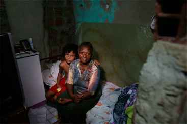 Dona Maria Madalena e o neto Lucas só têm um ao outro, mas dividem com seis famílias o estigma da invisibilidade social na Av. Cruz Cabugá.