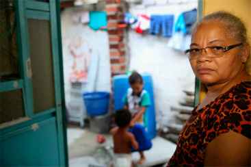 "Estou aqui há mais de 30 anos. Quando cheguei, não tinha ninguém. Limpei e tirei mais de oito caçambas de lixo e mato", recorda dona Maria José, sobre o imóvel nos Aflitos que divide com 16 famílias. 