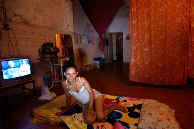 Branca foi a primeira a chegar na Rua da Saudade, há três anos. Pulou o muro, olhou a casa, pegou a marreta e arrombou. "A vida é assim para quem não tem escolhas".
