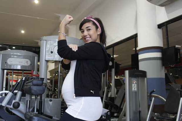A estilista Laurinha Marinho, no quinto mês de gestação, não abandonou os exercícios na academia. Foto: Rodrigo Silva/Esp DP/D.A Press