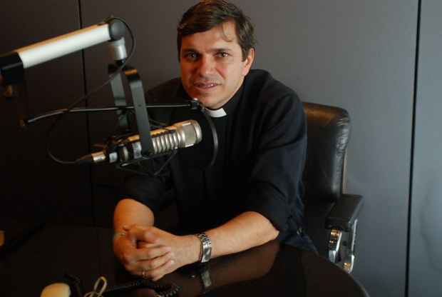 O frei comanda programa na Rádio Clube FM. Foto: Julio Jacobina/DP/D.A Press