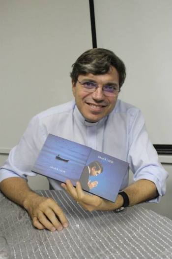 Frei Damião autografou disco Só Ele para os fiéis. Foto: Facebook/Reprodução