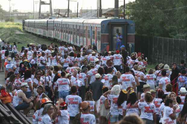 Público esperava os vagões do Trem do Forró, que seguiu em direção ao Cabo de Santo Agostinho. Crédito: Júlio Jacobina/D.P./D.A Press/