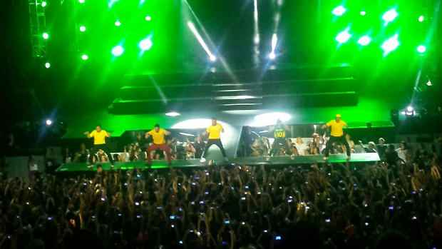 Quinteto tocou por quase duas horas e vestiu quatro figurinos na noite, incluindo camisas do Brasil. Fotos: Larissa Nunes/Divulgação