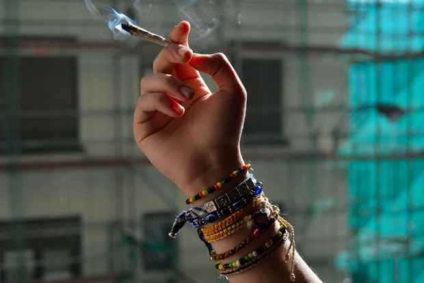 A lei das drogas não determina os critérios que configuram uso e tráfico, deixando na mão de policiais e delegados a interpretação de cada caso. Foto: wowowoee/Flickr