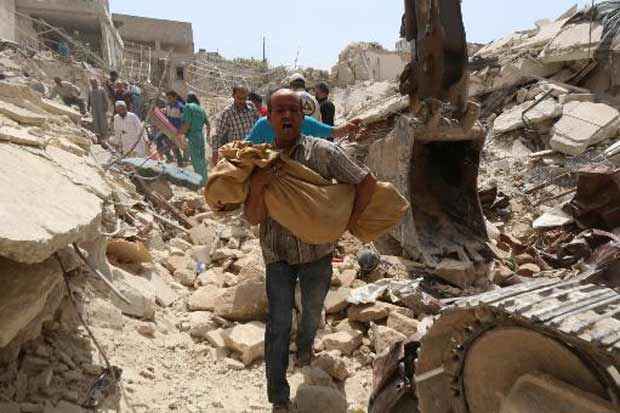Homem carrega um corpo após um ataque de forças do regime à cidade de Aleppo. Foto: Zein al-Rifai/AMC/AFP/ Homem carrega um corpo após um ataque de forças do regime à cidade de Aleppo. Foto: Zein al-Rifai/AMC/AFP/