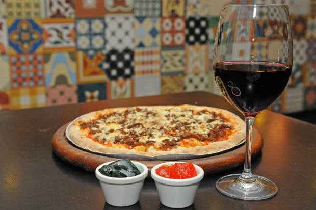 "Uma boa dica é preferir os vinhos simples e jovens, que são descomplicados assim como a pizza", afirma a sommelier Fabiana Gonçalves. Foto: Zuleika de Souza/CB/D.A Press/ "Uma boa dica é preferir os vinhos simples e jovens, que são descomplicados assim como a pizza", afirma a sommelier Fabiana Gonçalves. Foto: Zuleika de Souza/CB/D.A Press/