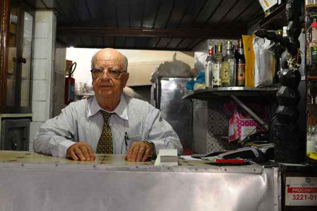 Seu J&uacute;lio Crucho comanda a casa desde 1967. Foto: Jo&atilde;o Velozo/Esp. DP/DA Press/