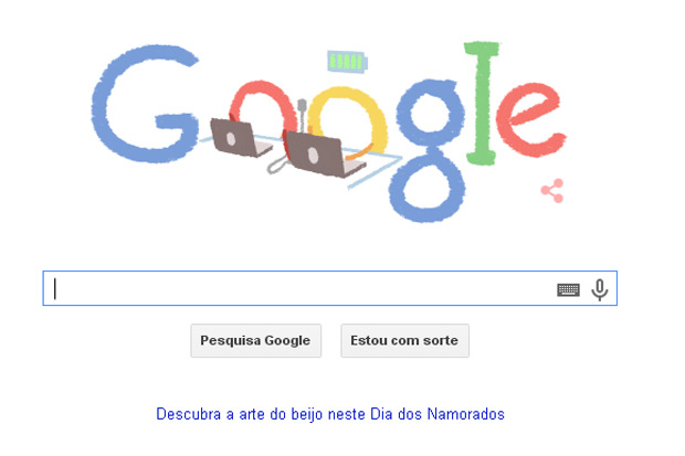 Google apresenta casal que divide o carregador do notebook. Foto: Google/Reprodução