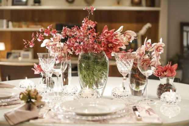 Enfeitar a mesa com flores de diferentes tipos &eacute; uma das sugest&otilde;es da decoradora. Foto: Michelle Moll/Divulga&ccedil;&atilde;o/