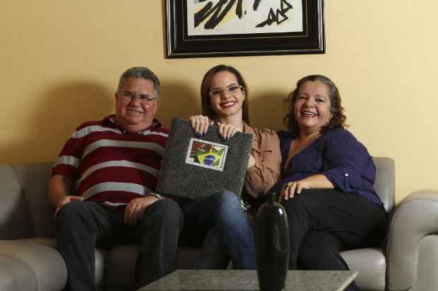 Thalita e os pais aguardam ansiosos pela viagem. Foto: Paulo Paiva/DP/D.A./