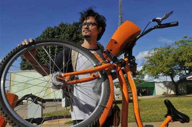 "O valor que eles pedem n&atilde;o vale a bicicleta. &Eacute;, sim, abusivo. Deveriam, pelo menos, chamar aten&ccedil;&atilde;o para esses valores que ter&iacute;amos de pagar, em caso de dano ou furto" Alerrandro Rodrigues, 25 anos, cenot&eacute;cnico. Foto: Minervino Junior/CB/D.A Press/