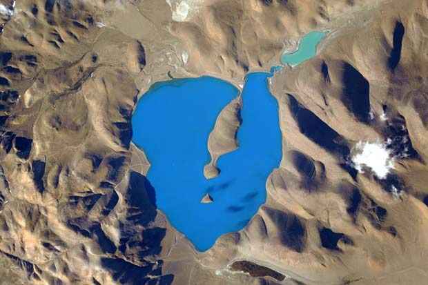 Segundo o astronauta Scott Kelly, "Esse lago (Cuo Womo) no nordeste do Himalaia parece o lugar mais azul do mundo visto da Estação Espacial Internacional". Foto: Scott Kelly/NASA/ Segundo o astronauta Scott Kelly, "Esse lago (Cuo Womo) no nordeste do Himalaia parece o lugar mais azul do mundo visto da Estação Espacial Internacional". Foto: Scott Kelly/NASA/