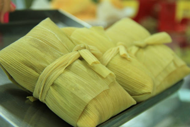 A pamonha não pode faltar. Para inovar, estabelecimentos gastronômicos apresentam a receita de forno, aberta, fechada e até recheada. Foto: Empório Gourmet/ Divulgação