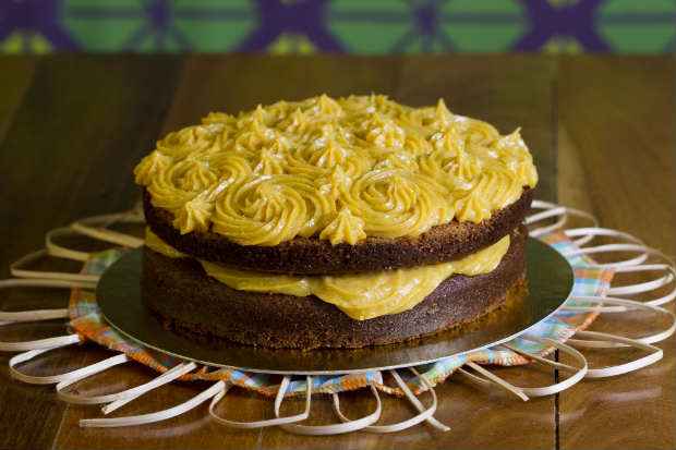 Naked cake de bolo de milho com brigadeiro de milho. Foto: Thais Carvalho/ Divulgação