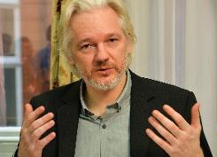 (2014) Assange participa de uma entrevista coletiva na embaixada do Equador
&copy; POOL/AFP JOHN STILLWELL/