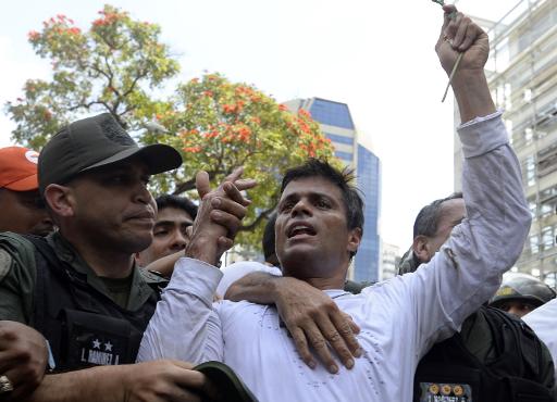 (Fev/2014) Leopoldo L&oacute;pez &eacute; levado pela Guarda Nacional ap&oacute;s se entregar, em Caracas. Foto: Juan Barreto/ AFP/