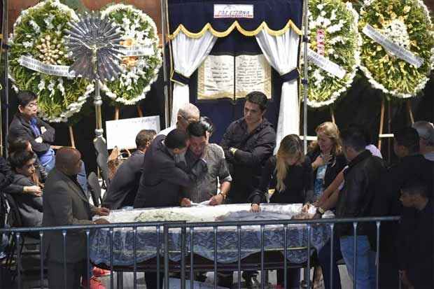 Abalado, o pai de Cristiano Araújo se despediu do filho. Foto: Breno Fortes/CB/D.A Press