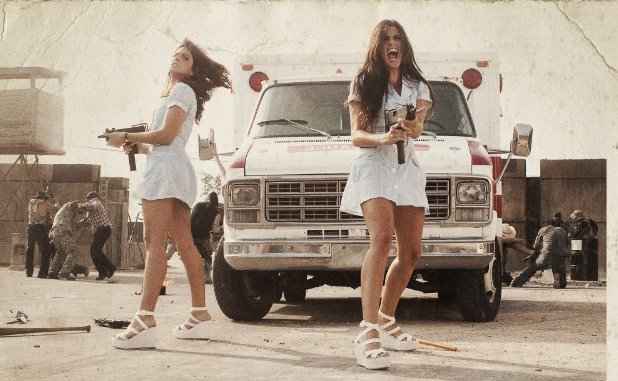 Elise e Electra Avellan no papel de enfermeiras no filme Machete. Foto: Sony/Divulgação/