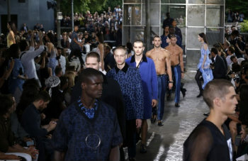 Modelos apresentam criações da Givenchy, em Paris, no dia 26 de junho de 2015
© AFP FRANCOIS GUILLOT/ Modelos apresentam criações da Givenchy, em Paris, no dia 26 de junho de 2015
© AFP FRANCOIS GUILLOT/