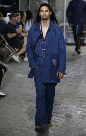 Modelo apresenta criação da Givenchy, em Paris, no dia 26 de junho de 2015
© AFP FRANCOIS GUILLOT