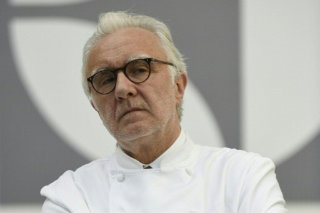 O chefe francês Alain Ducasse, em Paris, no dia 21 de maio de 2015
© AFP/Arquivos MARTIN BUREAU/ O chefe francês Alain Ducasse, em Paris, no dia 21 de maio de 2015
© AFP/Arquivos MARTIN BUREAU/