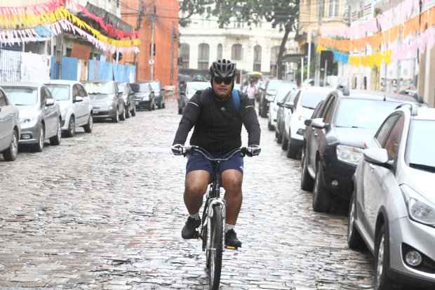 Francisco Gomes pedala 25 quilômetros por dia. Foto: Julio Jacobina/DP/DA Press