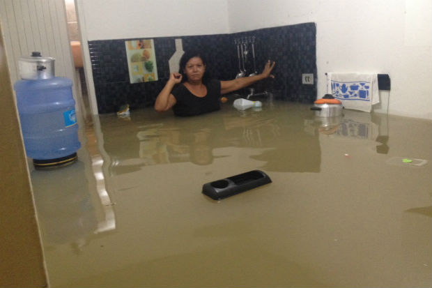 Com a casa inundada na altura do peito, dona Vanice mostra como ficou sua cozinha. Foto: WhatsApp/Reprodu&ccedil;&atilde;o/