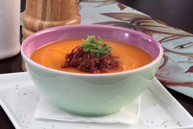 No Café Café, a pedida é sopa de creme de cebola. Foto: Gleyson Ramos/Divulgação 