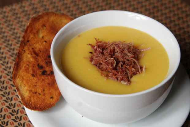 No 858 Caf&eacute; Bistr&ocirc;, Creme de milho com charque desfiada &eacute; uma das sensa&ccedil;&otilde;es. Foto: Roberto Ramos/DP/