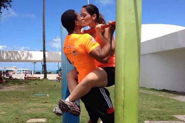 Cleiton e Barbarella se complementam até na profissão: ele é personal trainer e ela é nutricionista. Foto: Arquivo pessoal.