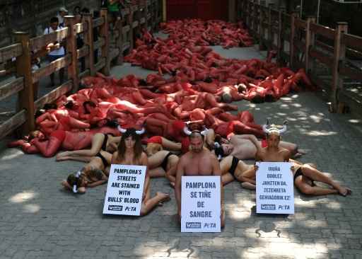 /Manifestantes protestam contra as tradicionais touradas, em Pamplona. FOTO: Ander Gillenea/AFP