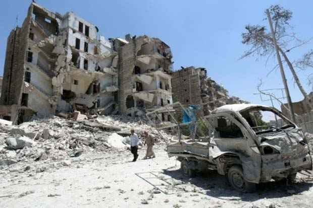 A coaliz&atilde;o internacional liderada pelos Estados Unidos realizou ataques sem precedentes sobre Raqa, a capital de fato do grupo jihadistas Estado Isl&acirc;mico (EI) na S&iacute;ria, matando pelo menos 30 pessoas e destruindo v&aacute;rias infraestruturas utilizadas pelos jihadistas. Foto: Zein Al-Rifai/AMC/AFP/