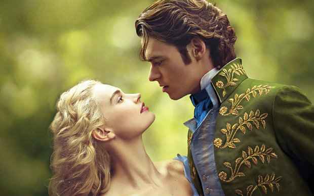 No recente live action de Cinderela, Encantando foi vivido por Richard Madden. Foto: Disney/Divulgação/ No recente live action de Cinderela, Encantando foi vivido por Richard Madden. Foto: Disney/Divulgação/