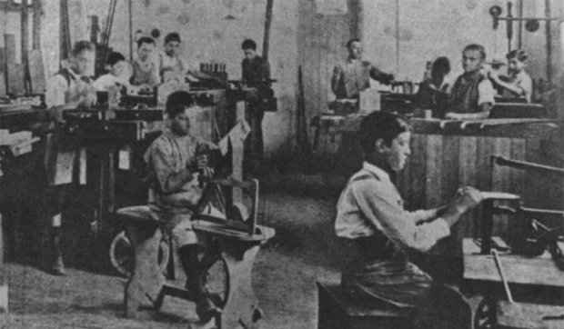 Crianças trabalham em fábrica de sapatos no início do século 20. Em 1927, a atividade dos menores de 12 anos ficou proibida. (Foto: Museu da Justiça do Estado do Rio de Janeiro)/ Crianças trabalham em fábrica de sapatos no início do século 20. Em 1927, a atividade dos menores de 12 anos ficou proibida. (Foto: Museu da Justiça do Estado do Rio de Janeiro)/