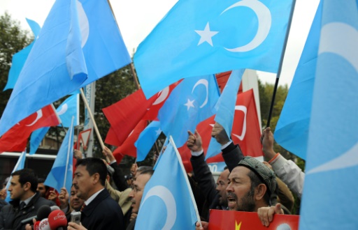 (2010) Ativistas uigures manifestam-se em Istambul contra a visita do premier chinês à Turquia. Foto: Bulent Kilic/ AFP