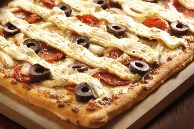 Quem comprar uma pizza grande ou giga na Domino