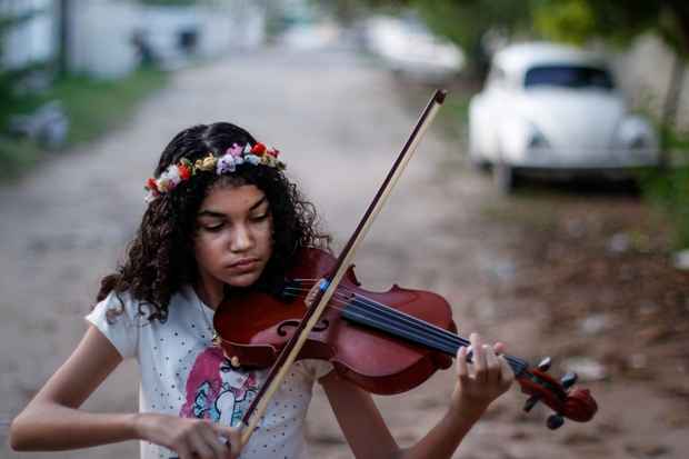 Pandora toca piano, violão e violino, além de cantar. Foto: Rafael Martins/DP/DA Press