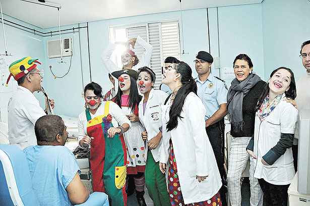 Formado por volunt&aacute;rios da Guarda Municipal de BH, grupo Guardi&otilde;es do Riso alegra enfermos em hospitais da capital. Foto: Paulo Filgueiras/EM/D.A Press/