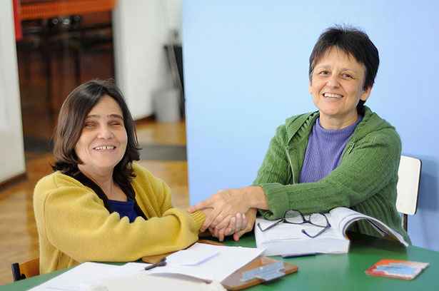 Cláudia Regina Fernandes tornou-se amiga da voluntária Soraia Vasconcelos durante as aulas de interpretação de texto. Foto: Gladyston Rodrigues/EM/D.A Press