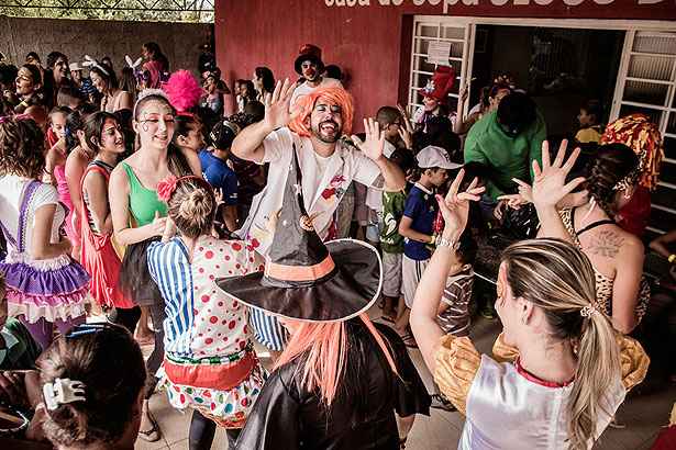 Com cerca de 100 voluntários, o grupo Força do Bem atua com crianças em hospitais, escolas e comunidades carentes. Foto: Força do Bem/Divulgação