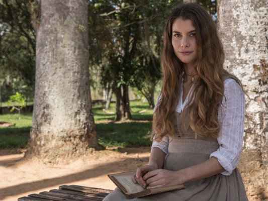 Alinne Moraes se divide entre a voca&ccedil;&atilde;o religiosa e o amor em Al&eacute;m do tempo. Foto: Globo/ Fabio Rocha/